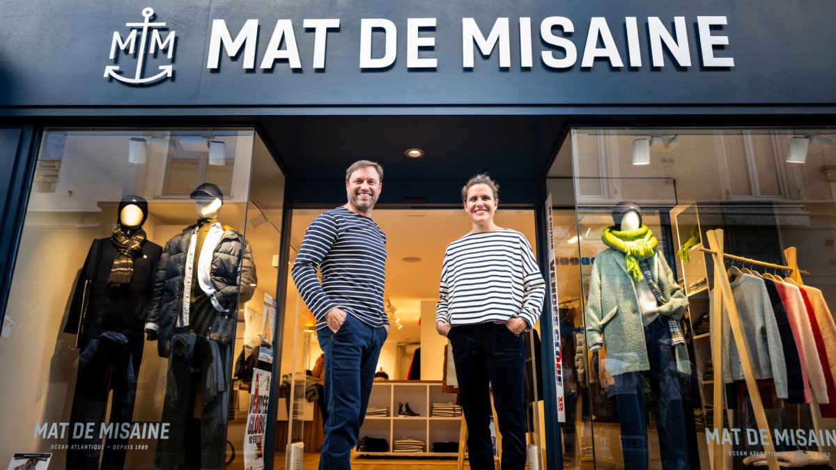 Mat de Misaine sur la ligne de départ du Vendée Globe 2024