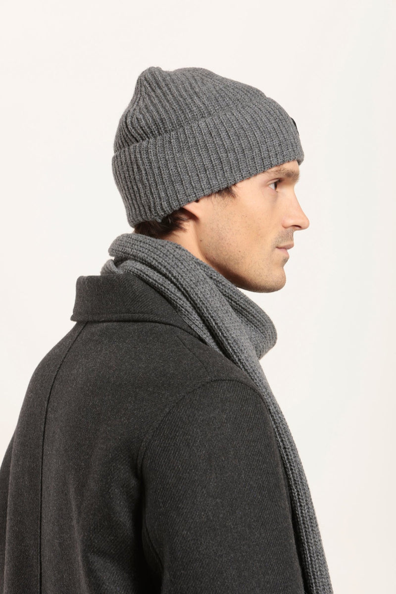 Bonnet en côtes avec large revers en laine